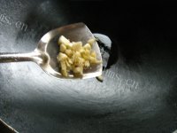 清炒洋葱木耳炒肉皮做法图解5)
