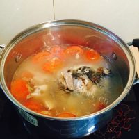 美味的番茄鱼头汤做法图解8)
