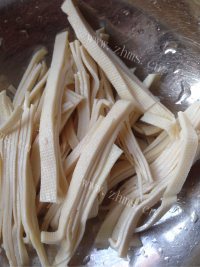 美味的豌豆苗牛肉面做法图解4)