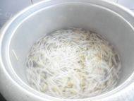 飘香的凉拌绿豆芽做法图解2)