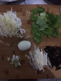 美味的蔬菜鸡蛋面做法图解1)