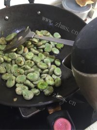 下酒菜炒蚕豆做法图解4)