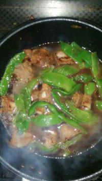 下饭的排骨炖豆角做法图解4)