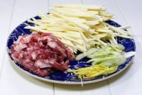 色香味俱全的茭白炒肉丝做法图解3)