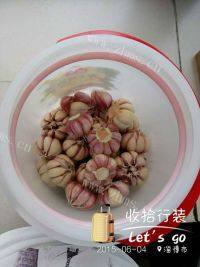 美味的腌糖蒜做法图解5)