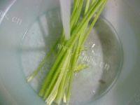 家常菜芹菜炒土豆做法图解2)