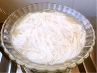 美味的幸福早餐排骨米线做法图解14)