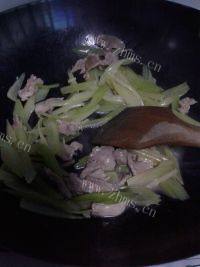 口感丰厚的西芹炒肉片
