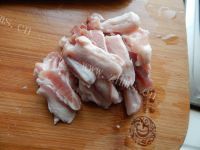 香飘十里的蒜苗炒五花肉做法图解2)