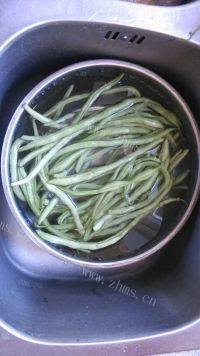 家常菜肉末干煸豆角做法图解2)