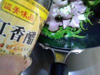 香飘的青椒炒腊肉做法图解8)