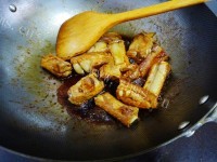 美味的山楂排骨做法图解4)