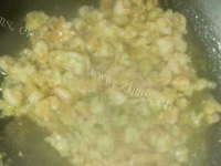 家常菜豌豆炒虾仁做法图解7)