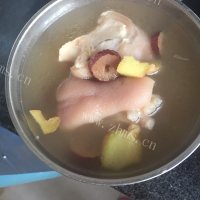 滋补红枣枸杞猪脚汤的做法图解六