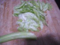 家常菜腐竹炒芹菜做法图解1)