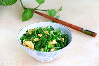 香气浓郁的韭菜苔炒鸡蛋