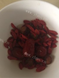 养生的椰子炖乳鸽做法图解2)
