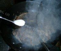 健康美味的蘑菇炒肉做法图解8)