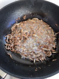 色香味浓的炸小鱼做法图解4)