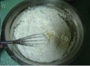 自制美味的8寸戚风蛋糕做法图解6)