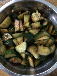 简单的凉拌黄瓜