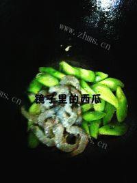 诱人黄瓜炒虾仁做法图解9)