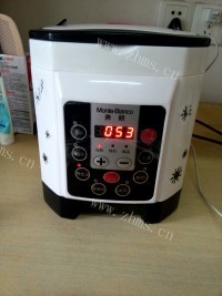 家常茶树菇玉米排骨汤做法图解4)