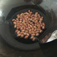 可口的蜂蜜酥花生做法图解3)