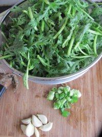 诱人的蒜泥茼蒿做法图解1)