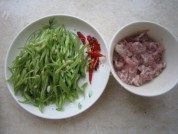 好吃的芸豆炒肉做法图解1)