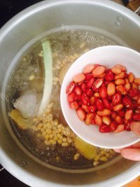 美味的花生黄豆莲藕炖猪蹄做法图解7)