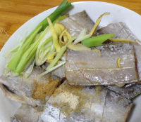 美味五香酥炸带鱼做法图解4)