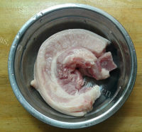 美味的茭白烧五花肉做法图解1)