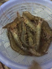 妈妈最爱的蒜蓉蒸虾做法图解1)
