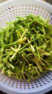 家常菜香肠炒蒜苔做法图解2)