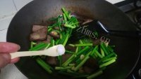特下饭的蒜苔炒牛肉做法图解6)