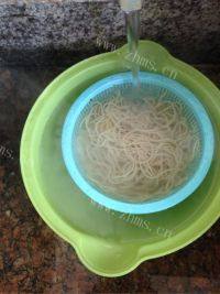 自制西红柿拌面做法图解3)