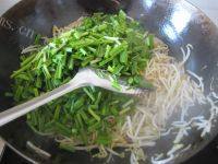 家常菜蒜苗炒豆芽做法图解5)