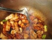 笋干炖肉做法图解4)
