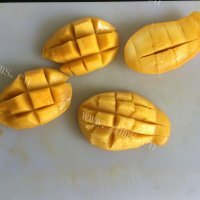 自制芒果椰汁西米露做法图解2)