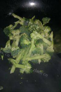 清淡的炒西兰花做法图解3)