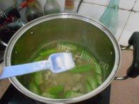 丝瓜瘦肉汤做法图解5)