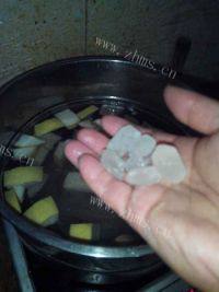 好喝的冰糖银耳炖雪梨做法图解5)