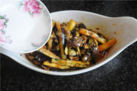 美味鱼香茄子煲做法图解8)