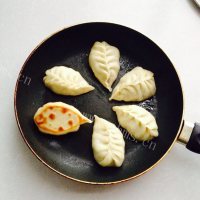 美味的柳叶煎饺做法图解15)