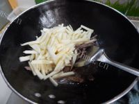 家常菜茭白炒牛肉做法图解14)