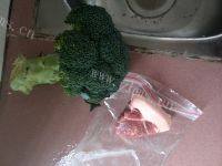 家常菜肉炒西兰花做法图解1)