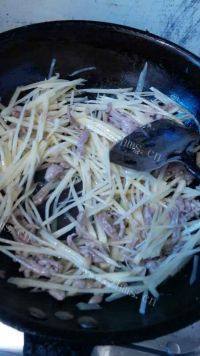 #爱美食#土豆洋葱肉丝面做法图解6)