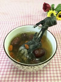 口感丰富的炖乌鸡汤