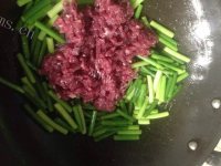 美味的蒜苗牛肉做法图解3)